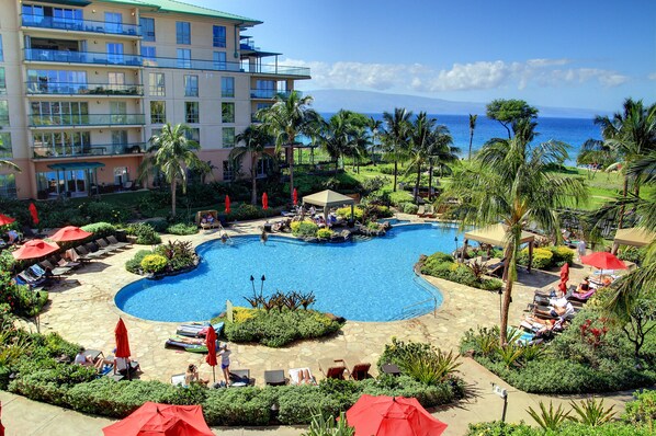 Alberca al aire libre y alberca climatizada