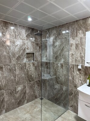 Standardzimmer | Badezimmer | Dusche, Haartrockner, Handtücher