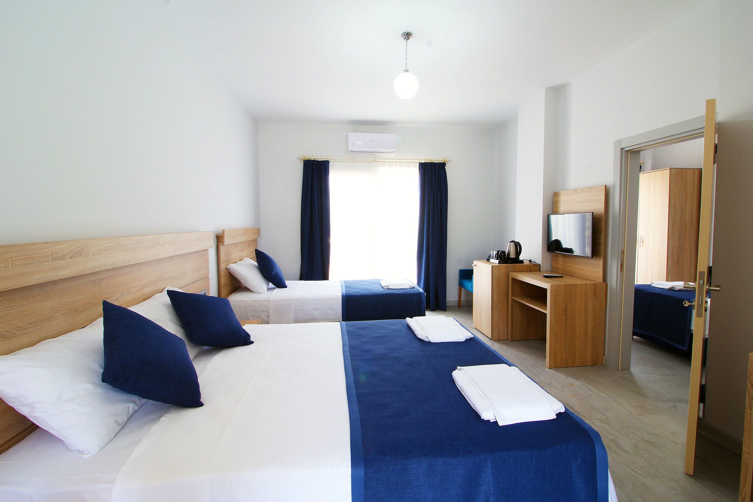 Family Studio Suite | In-room safe, desk, laptop workspace, blackout curtains