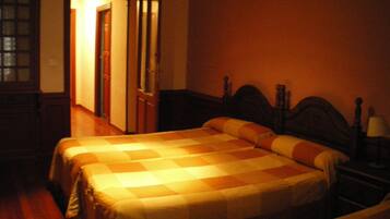 Habitación triple, baño compartido | 1 dormitorio, cunas (de pago), wifi gratis y ropa de cama