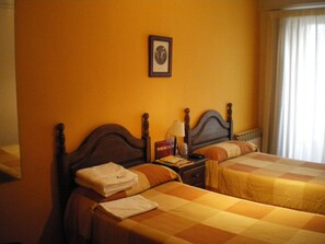 Twin Room, Shared Bathroom | 1 bedroom, cots/infant beds, free WiFi, bed sheets - La Pensión del Camino (Burgos)