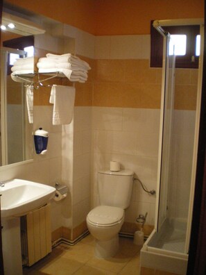 Shower, pengering rambut, handuk, dan sabun