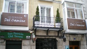 Ein Gebäude mit Schildern für 'La Pension Del Camino' und 'San Patricio Old Tavern'.