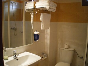 Shower, hair dryer, towels, soap - La Pensión del Camino (Burgos)