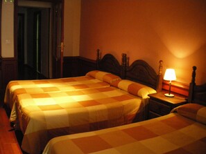 Triple Room, Shared Bathroom | 1 bedroom, cots/infant beds, free WiFi, bed sheets - La Pensión del Camino (Burgos)
