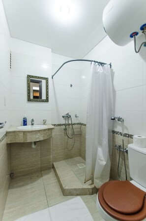 City Apartment | Bathroom | Shower, rainfall showerhead, hair dryer, towels - Shopping del Sol Apartment (Asunción)