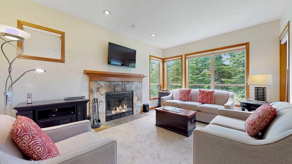 Televisión, chimenea y oficina 