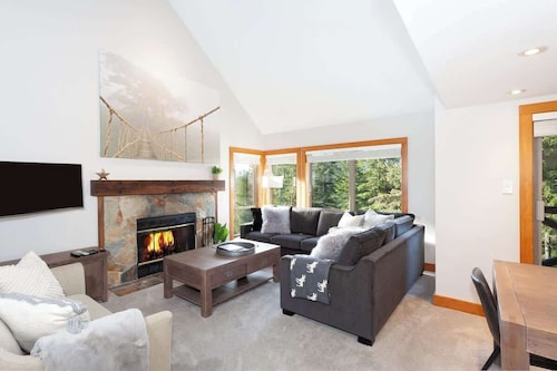 4BR townhouse w/ hot tub & parking