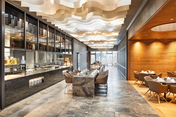 Petit déjeuner buffet (29 EUR par personne)