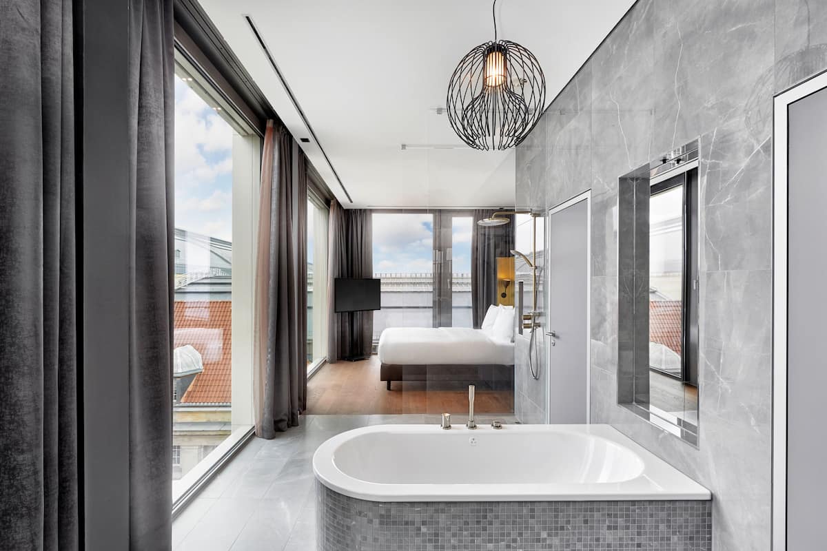 suite | deep-soaking bathtub