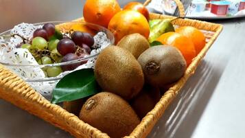 朝食 (コンチネンタル ブレックファスト)、毎日提供 (無料)