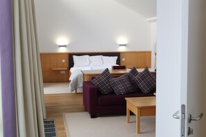 In-room safe, desk, laptop workspace, blackout curtains - Irish College Leuven (Leuven)