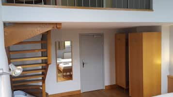複式房屋 (4 bed) | 房內夾萬、書桌、手提電腦工作空間、遮光窗簾/窗簾