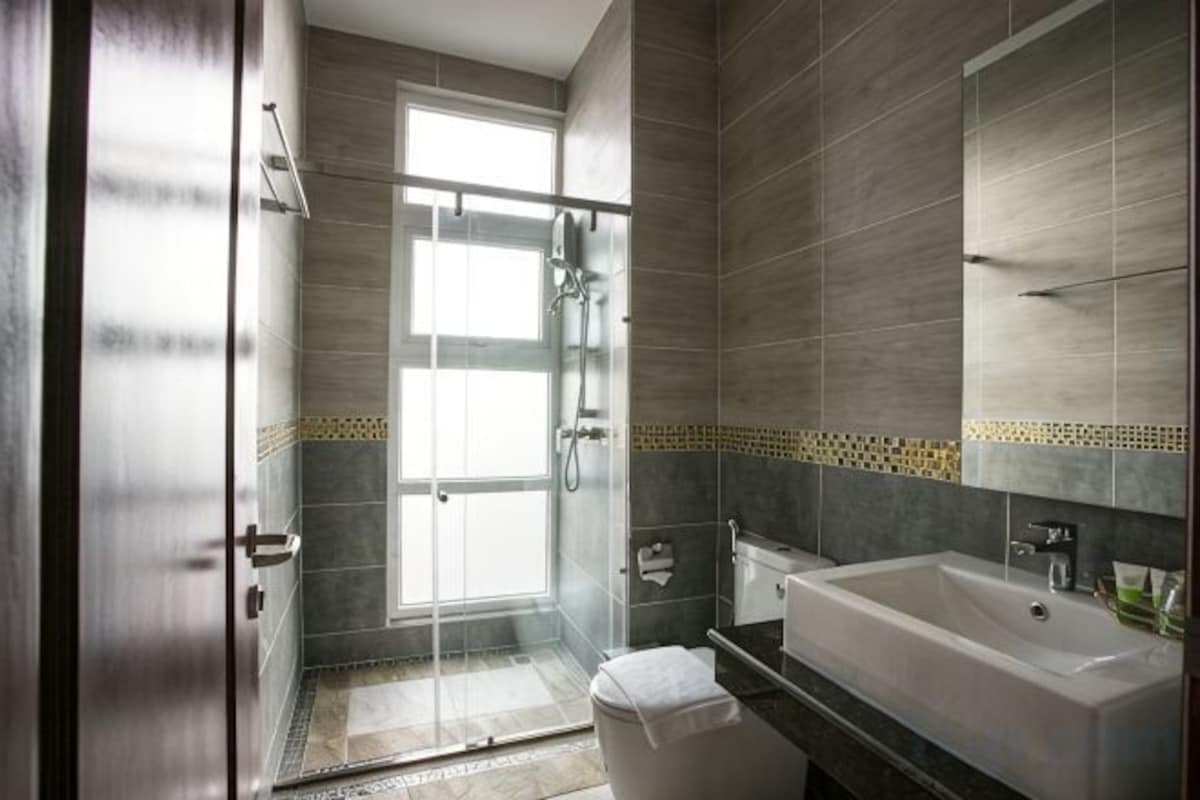 Badezimmer | Dusche, kostenlose Toilettenartikel, Bademäntel, Hausschuhe