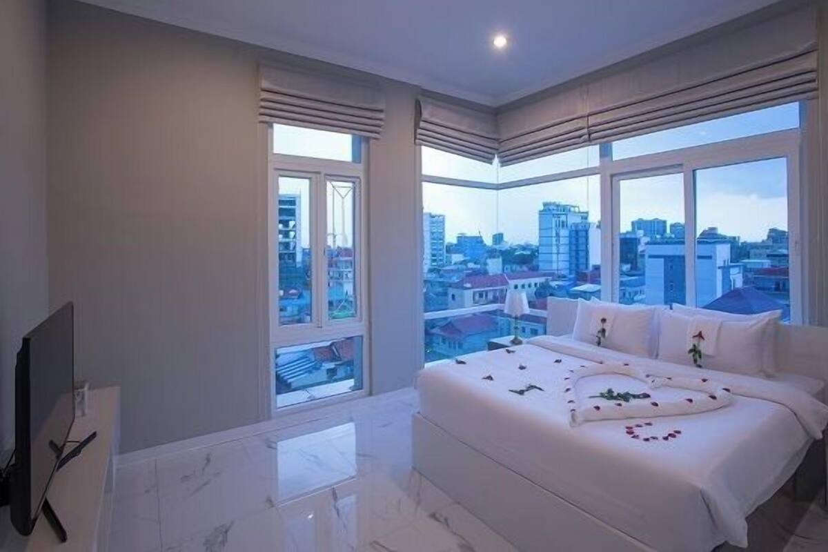 Down duvets, memory-foam beds, in-room safe, desk