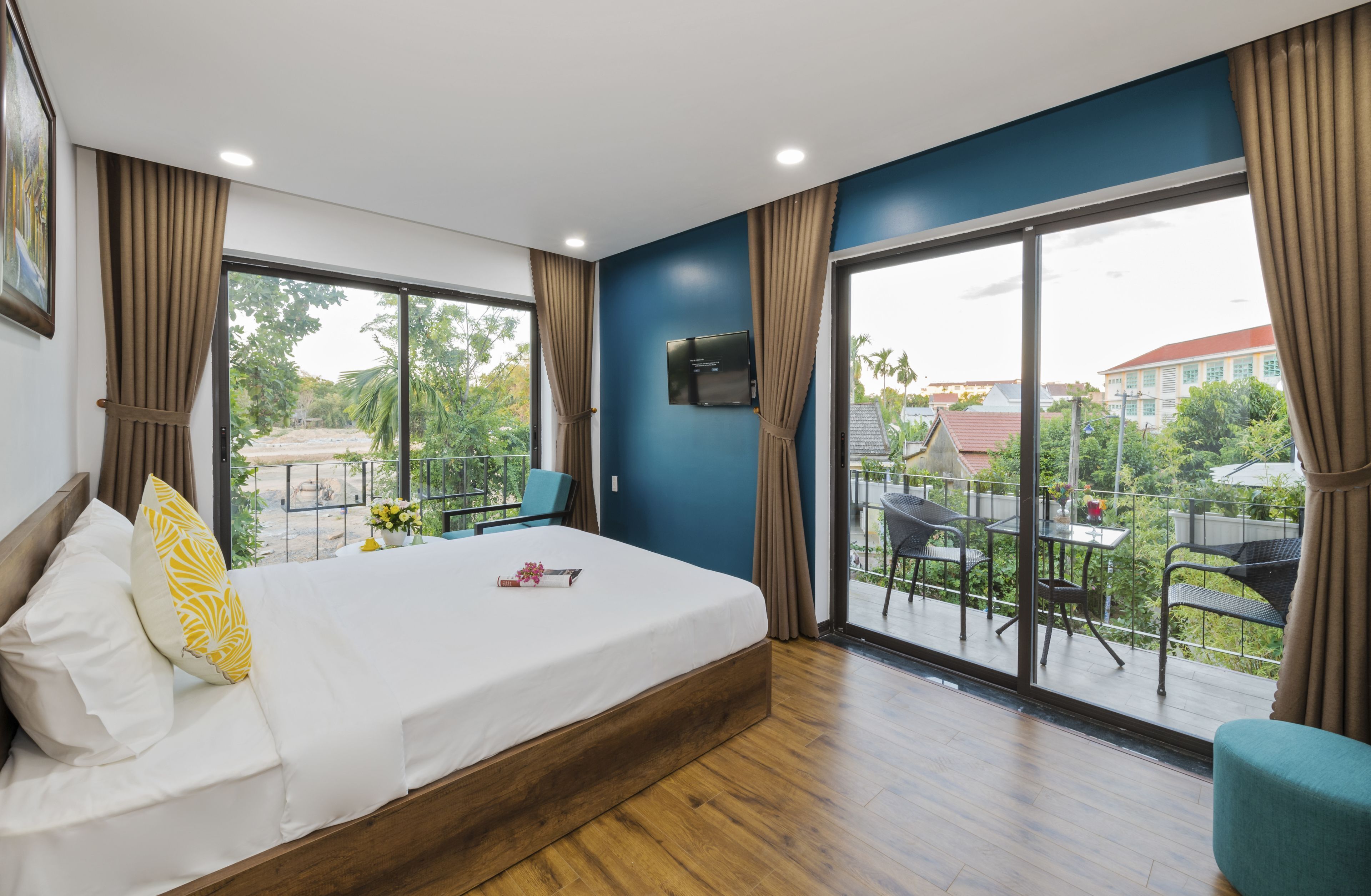 Premium bedding, minibar, desk, blackout drapes