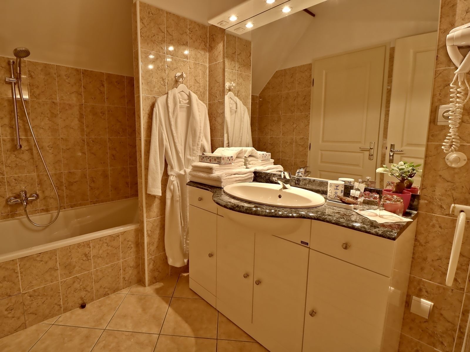Chambre Triple Confort | Salle de bain | Douche, articles de toilette gratuits, sèche-cheveux, peignoirs