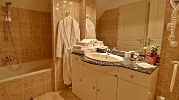 Comfort Triple Room | Bathroom | Shower, free toiletries, hair dryer, bathrobes