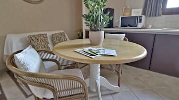 Habitación doble junior | Área de sala de estar | Televisión de pantalla plana
