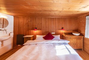 村舍 | 4 多  间卧室、免费 WiFi、床单
