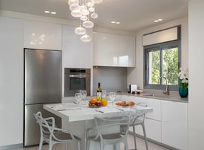 Family Apartment, 2 Bedrooms | Private kitchen