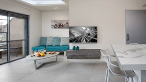 Departamento familiar, 2 habitaciones | Área de sala de estar | Televisión de pantalla plana 