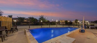 Best Western Green Oaks Inn & Suites