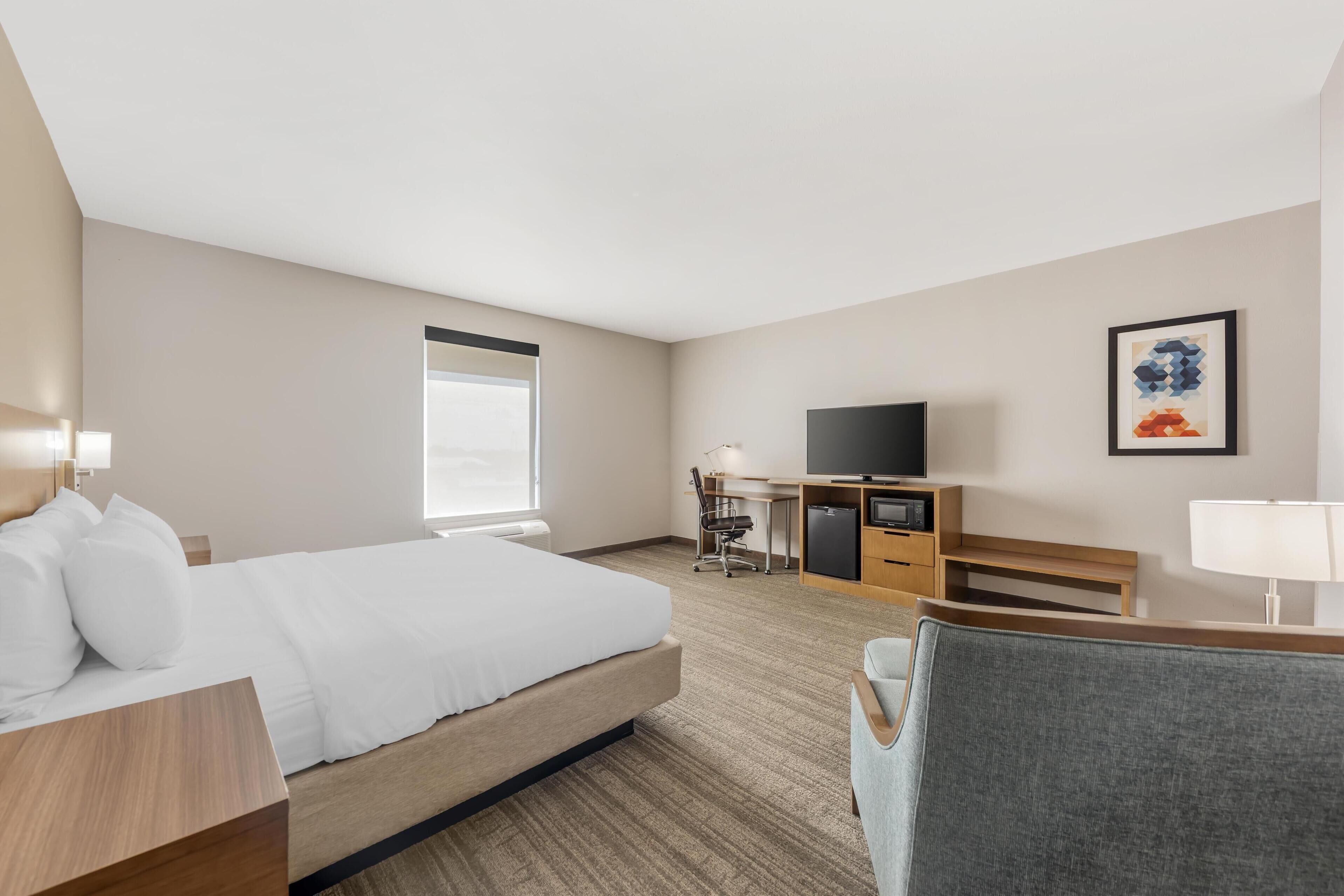 standard room, 1 king bed, non smoking, refrigerator & microwave | 1 bedroom, desk, laptop workspace, blackout curtains