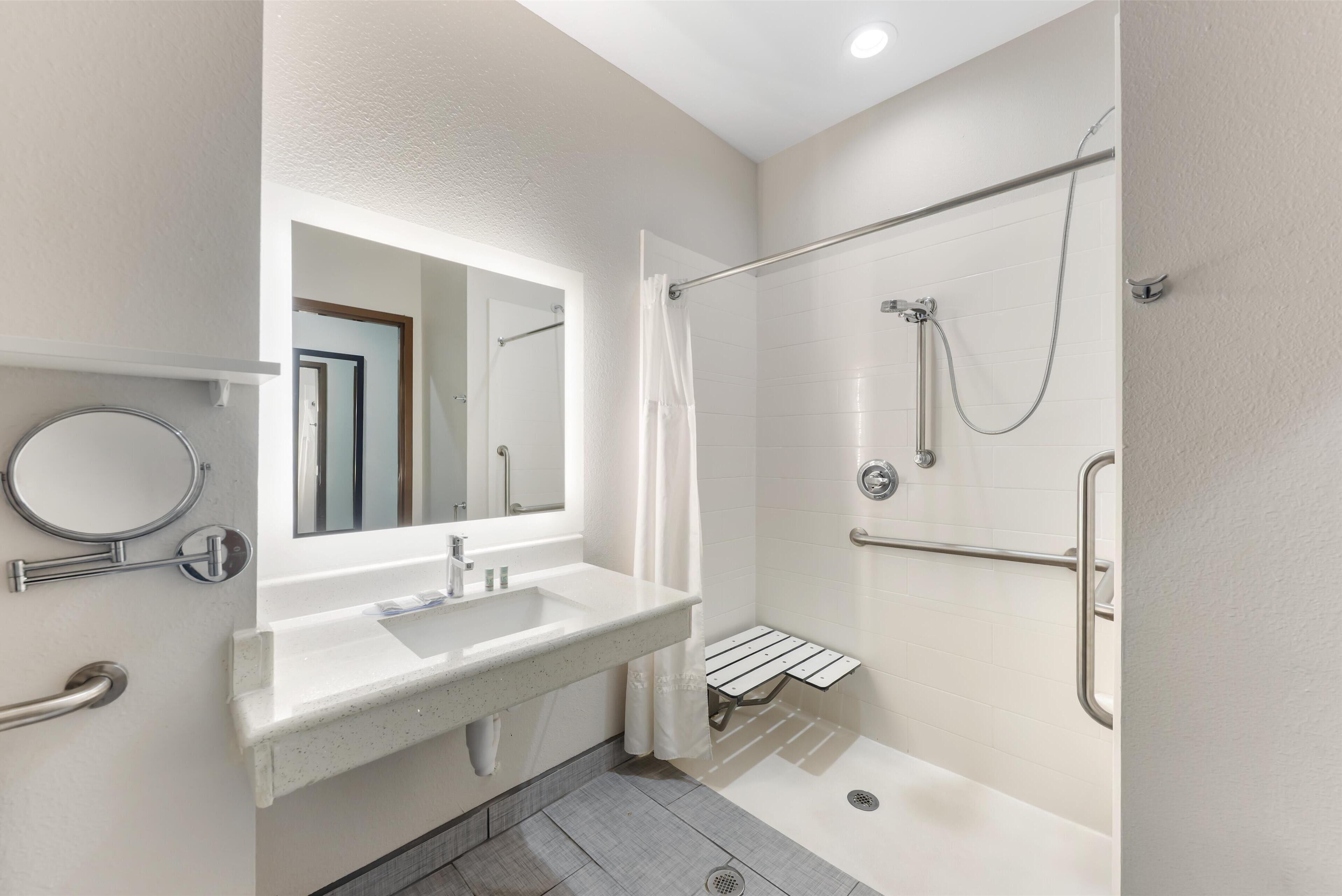 standard room, 1 king bed, accessible, refrigerator & microwave | bathroom | combined shower/bathtub, free toiletries, hair dryer, towels