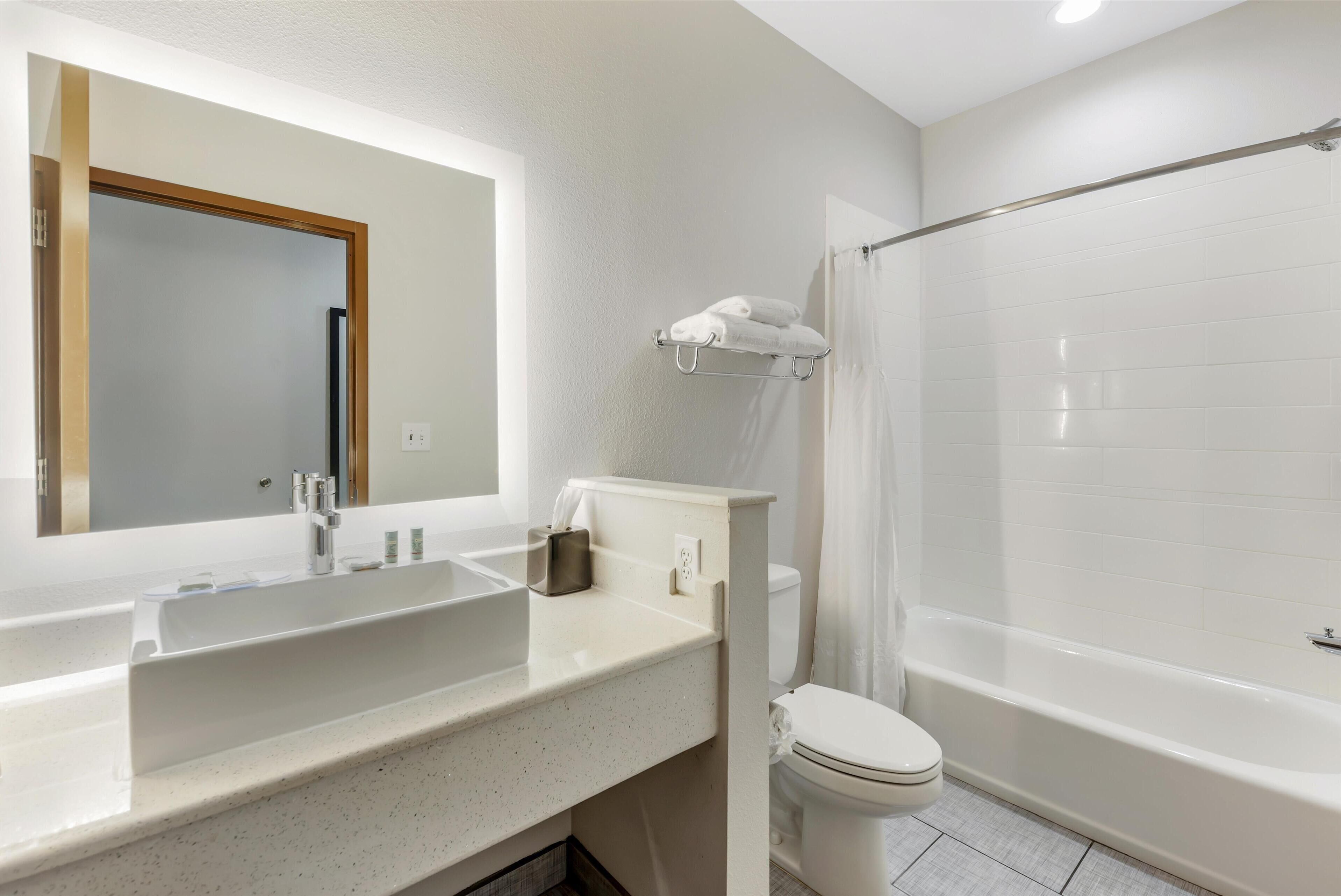 standard room, 1 king bed, non smoking, refrigerator & microwave | bathroom | combined shower/bathtub, free toiletries, hair dryer, towels