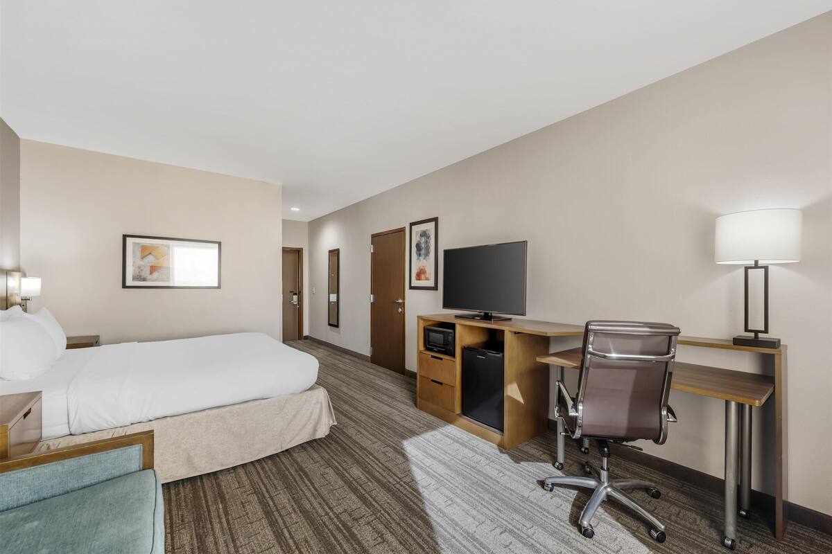 1 bedroom, desk, laptop workspace, blackout curtains
