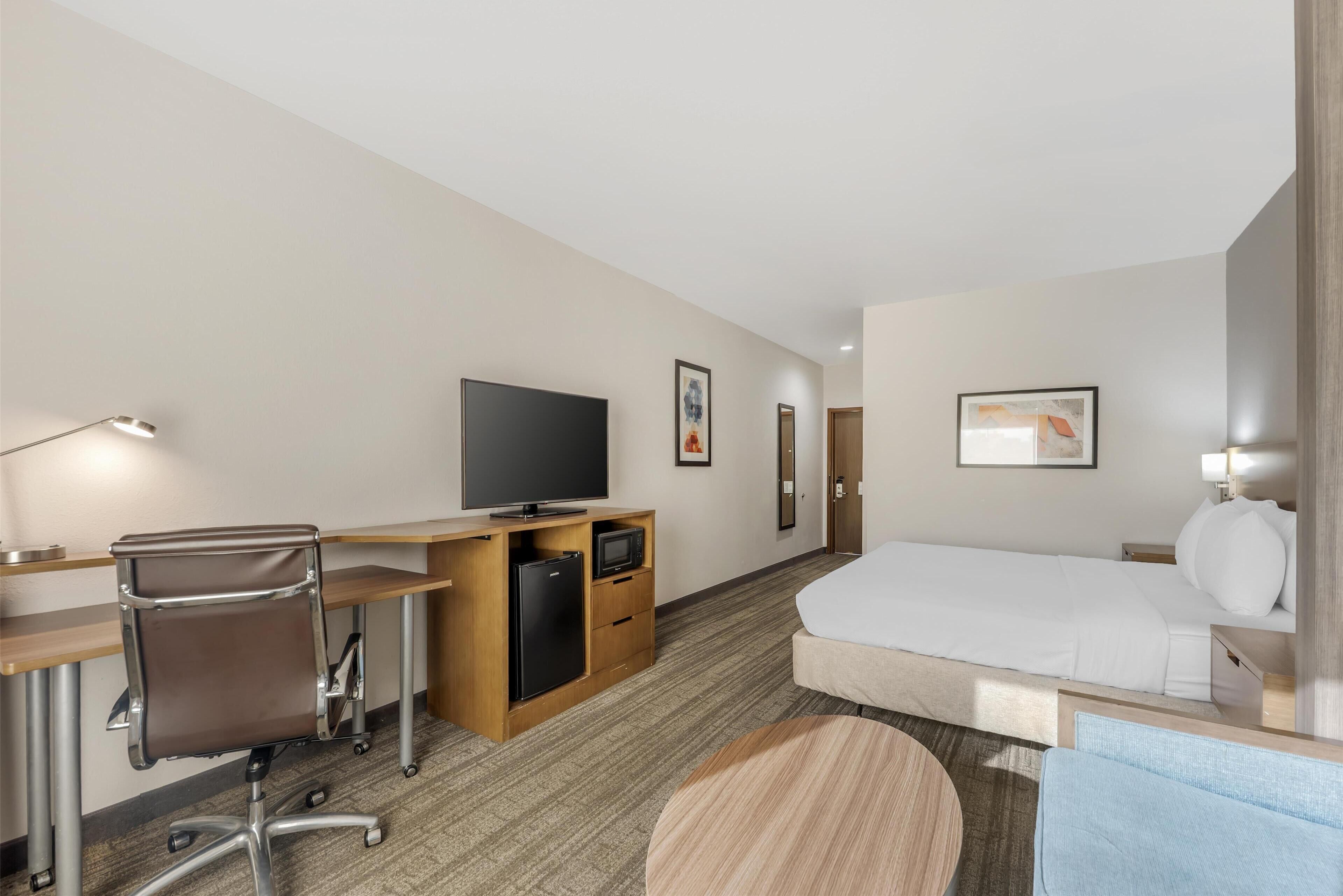 standard room, 1 king bed, accessible, refrigerator & microwave | 1 bedroom, desk, laptop workspace, blackout curtains