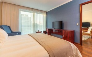 Premium Double Room | Premium bedding, in-room safe, desk, soundproofing - Nobile Hotel Estación Central (Santiago)