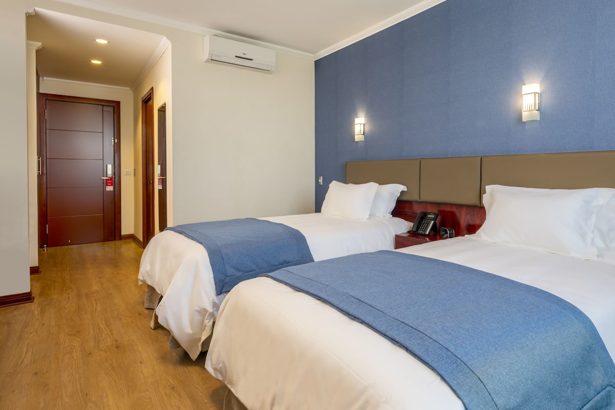 Luxe beddengoed, een kluis op de kamer, een bureau, geluiddichte muren