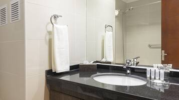 Combined shower/tub, hair dryer, towels