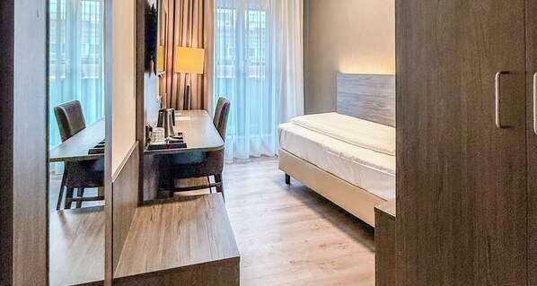 Standaard eenpersoonskamer | 1 slaapkamer, een minibar, een kluis op de kamer, een bureau
