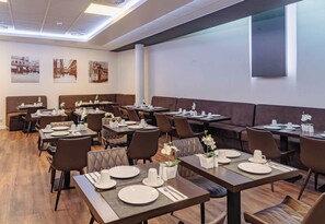 Petit déjeuner buffet (19 EUR par personne)