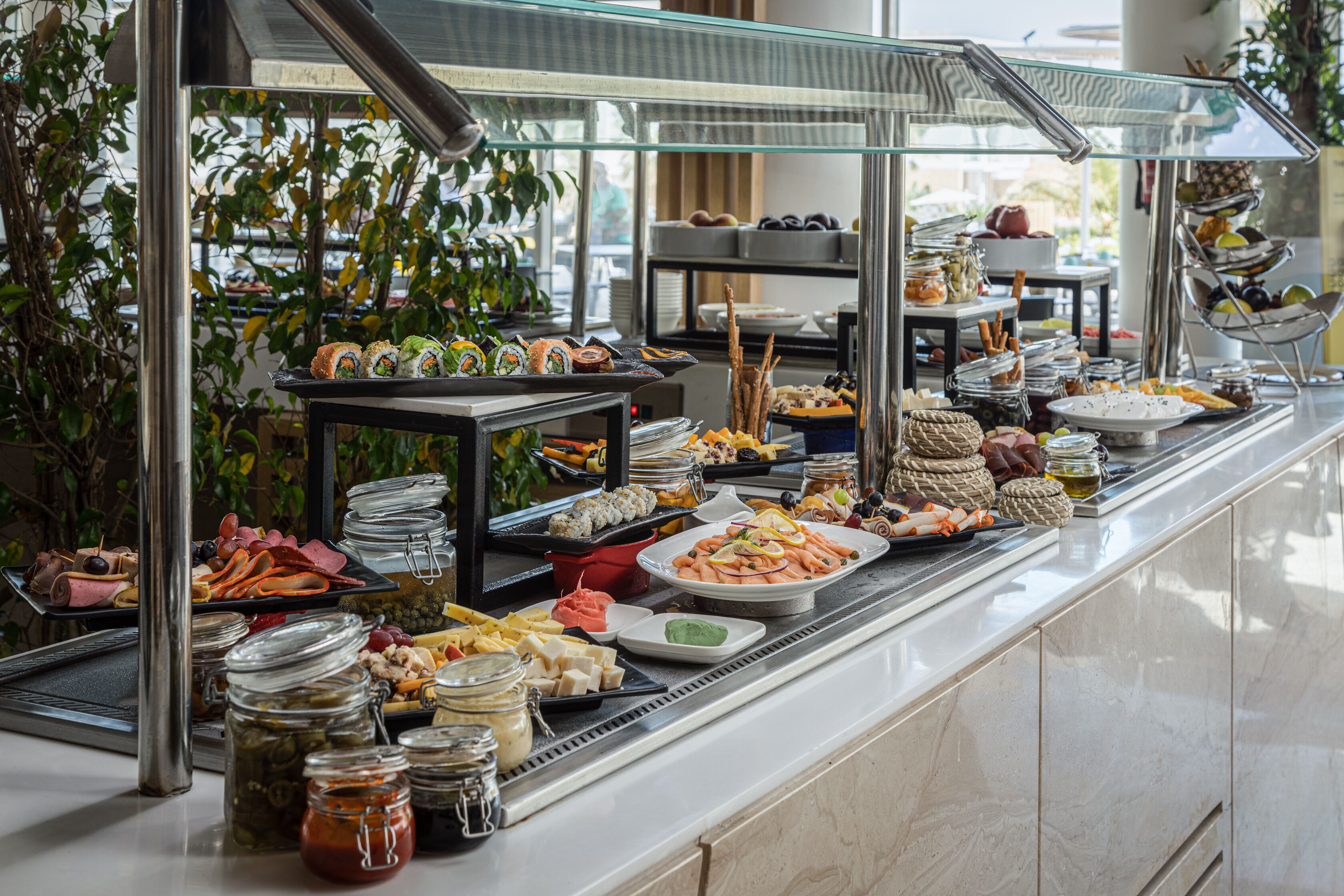 Un buffet proposant une variété de plats et d’accompagnements.