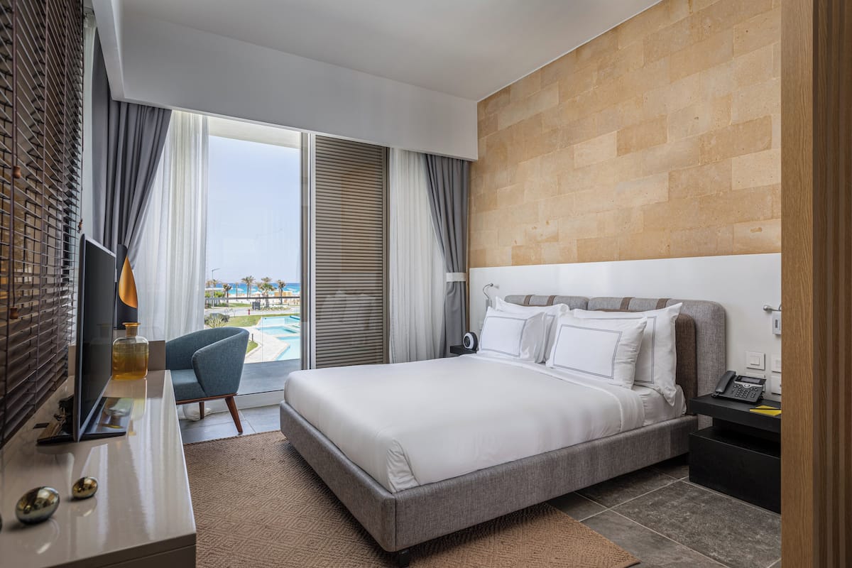 Premium bedding, in-room safe, blackout drapes, bed sheets