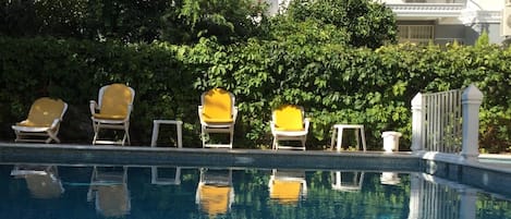 Piscine extérieure (ouverte en saison), parasols de plage