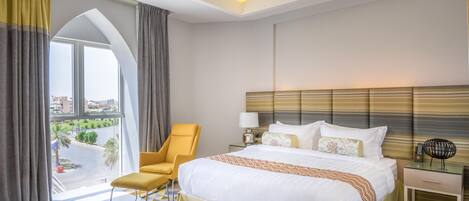 خزنة داخل الغرفة وستائر تعتيم وتجهيزات عازلة للصوت ومكواة/لوح كي