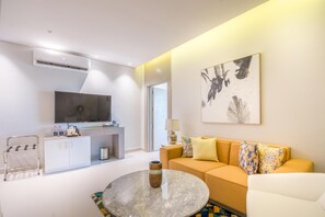 Safe på rommet, blendingsgardiner, lydisolert og strykejern/-brett