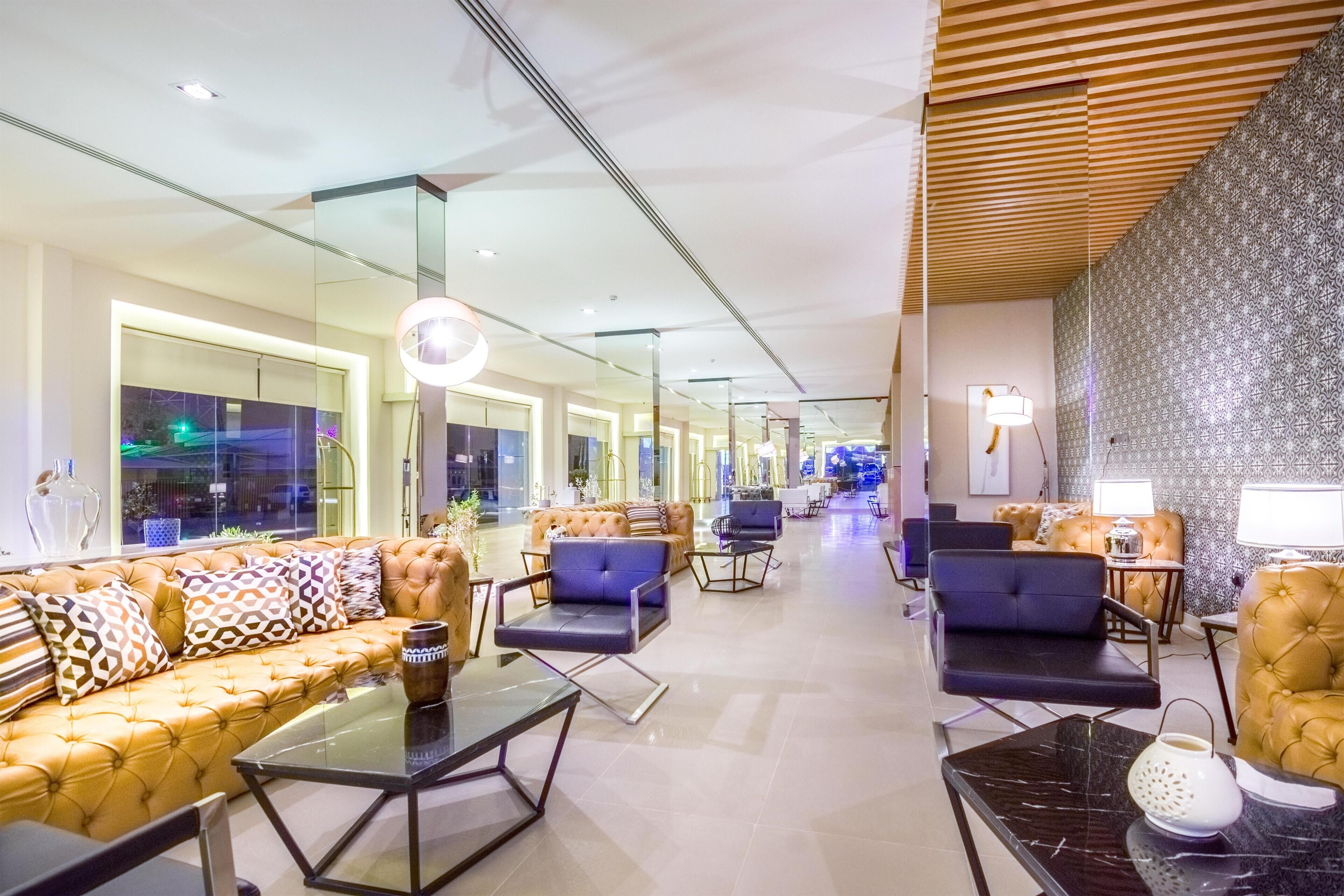 En moderne lobby med sofa, stole og sofabord.