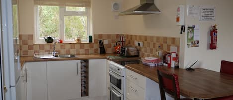 Cottage | Private kitchen | Full-size fridge, microwave, oven, stovetop
