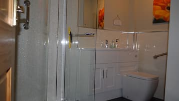 Cottage | Bathroom | Free toiletries, hair dryer, towels