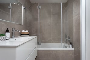Deluxe appartement | Badkamer | Een douche, een regendouche, gratis toiletartikelen, een haardroger