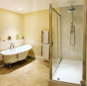 Shower, free toiletries, hair dryer, towels - Lanercost Equestrian and Country (Brampton)