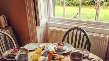 فطور كامل مجانًا يوميًا