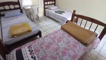 Quarto triplo básico | 1 quarto, ferros/tábuas de passar roupa, Wi-Fi de cortesia