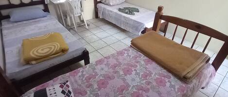 Tabla de planchar con plancha, wifi gratis y ropa de cama